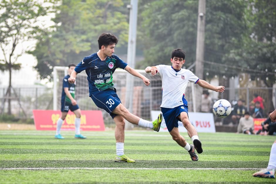 하노이 지역 팀 간의 역동적인 축구 경기가 펼쳐지며, 선수들의 뛰어난 기량을 보여줍니다.