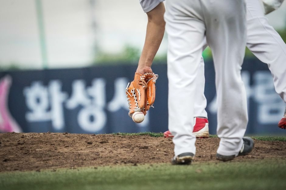 게임 중 공을 잡고 있는 야구 선수의 역동적인 순간.